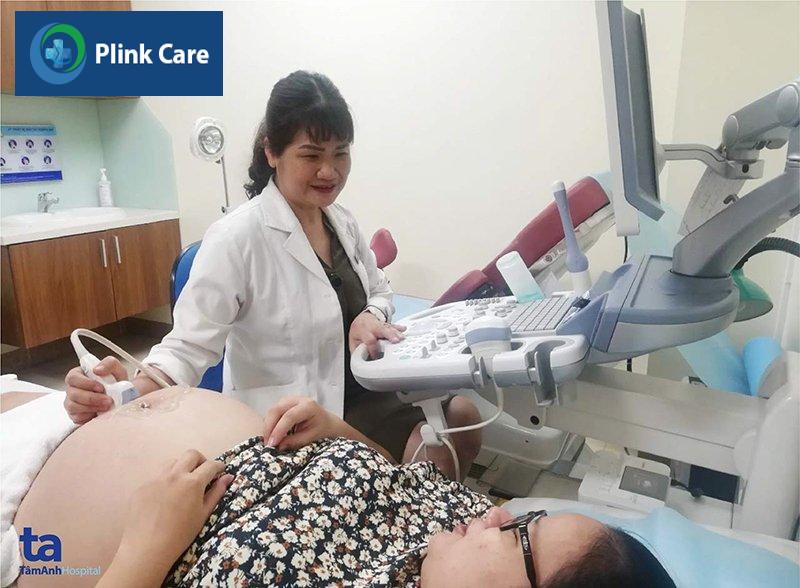 Bác sĩ đang tiến hành siêu âm thai