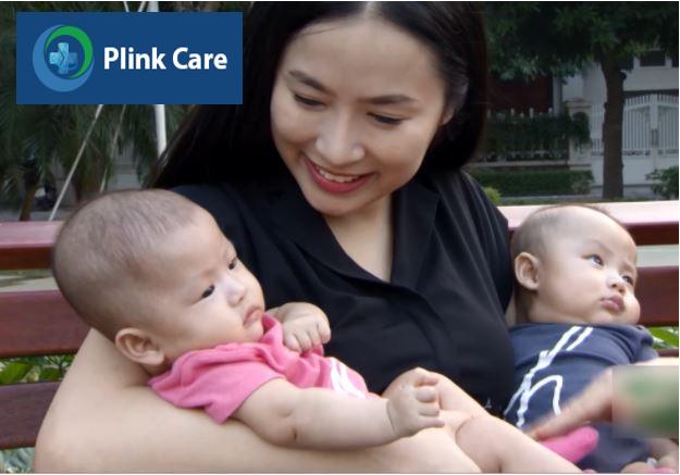 Chị Phạm Thanh Thủy (Long Biên, Hà Nội) bên hai bé sinh đôi một trai một gái sau khi IVF thành công tại bv Tâm Anh