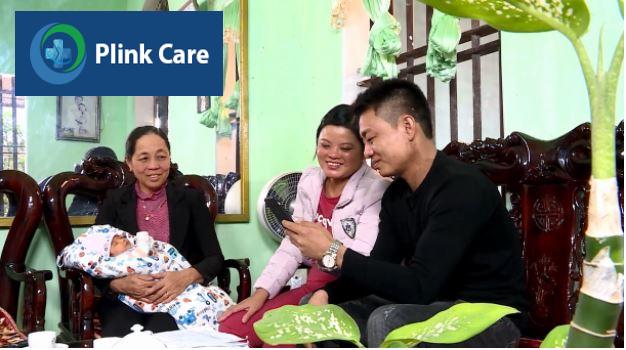 Mẹ chồng chị Lụa cùng hai vợ chồng chị (bên phải) hạnh phúc nhìn ngắm hình ảnh con gái