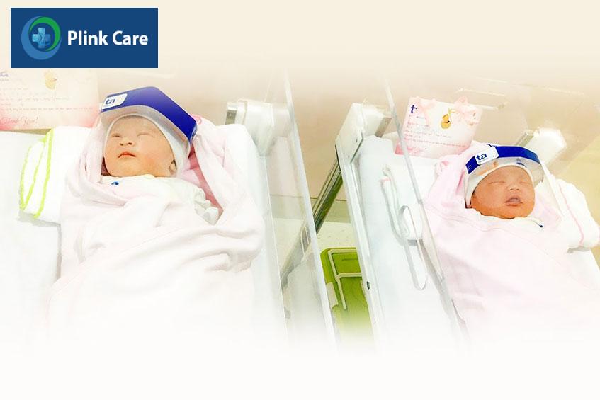 trẻ được trang bị mũ chống giọt bắn