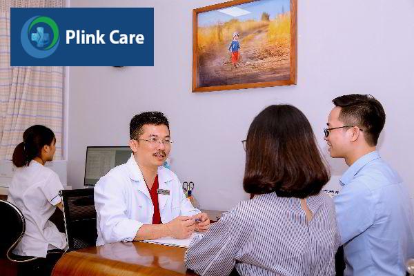 PGS.TS.BS. Lê Hoàng - người có 20 năm kinh nghiệm trong ngành Hỗ trợ sinh sản, hiện là GĐ Trung tâm IVFTA, đang khám và tư vấn cho bệnh nhân