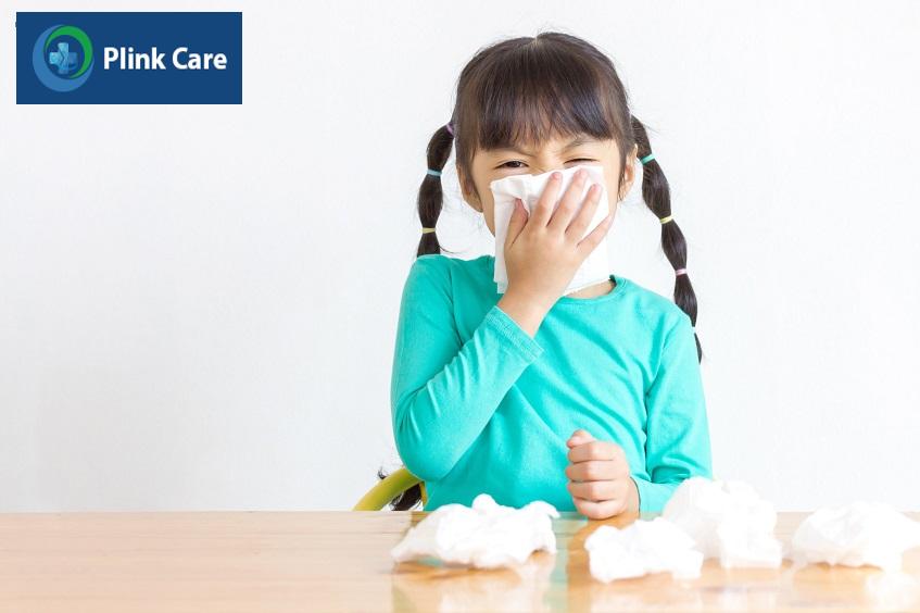 trẻ hay bị nghẹt mũi, chảy nước mũi, thở bằng miệng, hôi miệng, ngủ ngáy...là các dấu hiệu của viêm VA
