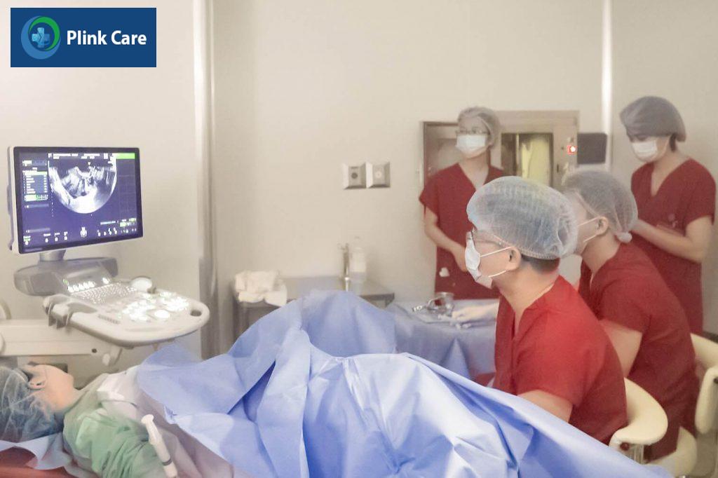 GS.TS.BS Lê Hoàng - Giám đốc Trung tâm hỗ trợ sinh sản PlinkCare, Hà Nội đang thực hiện một trong những thủ thuật trong điều trị vô sinh hiếm muộn cho người bệnh GS.TS.BS Lê Hoàng - Giám đốc Trung tâm hỗ trợ sinh sản PlinkCare, Hà Nội đang thực hiện một trong những thủ thuật trong điều trị vô sinh hiếm muộn cho người bệnh