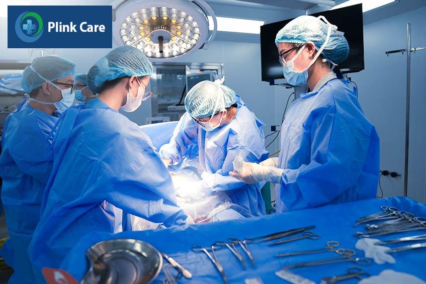các bác sĩ đang thực hiện can thiệp bào thai