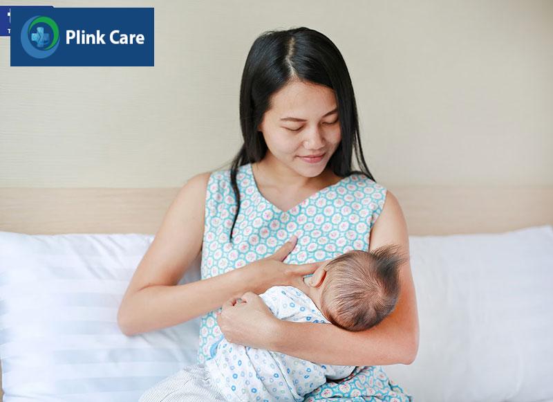 Mẹ nên cho bé bú càng sớm càng tốt để kích thích tử cung co bóp đẩy sản dịch ra ngoài