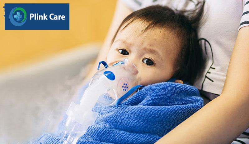 Trẻ mắc bệnh hen suyễn có thể gặp triệu chứng khó thở nặng khi thời tiết chuyển mùa