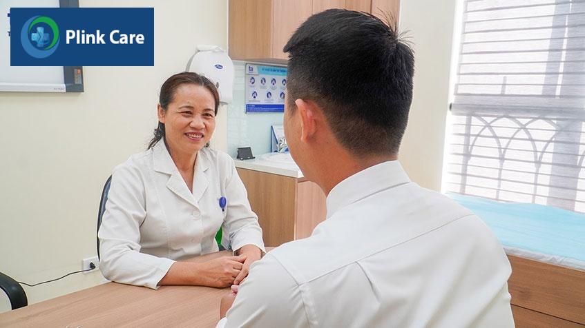 bác sĩ khám bệnh tự miễn