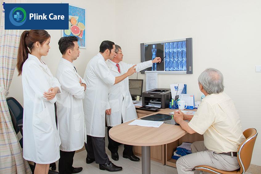 Chuyên gia hội chẩn cho bệnh nhân