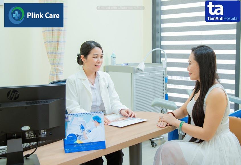 bác sỹ thăm khám