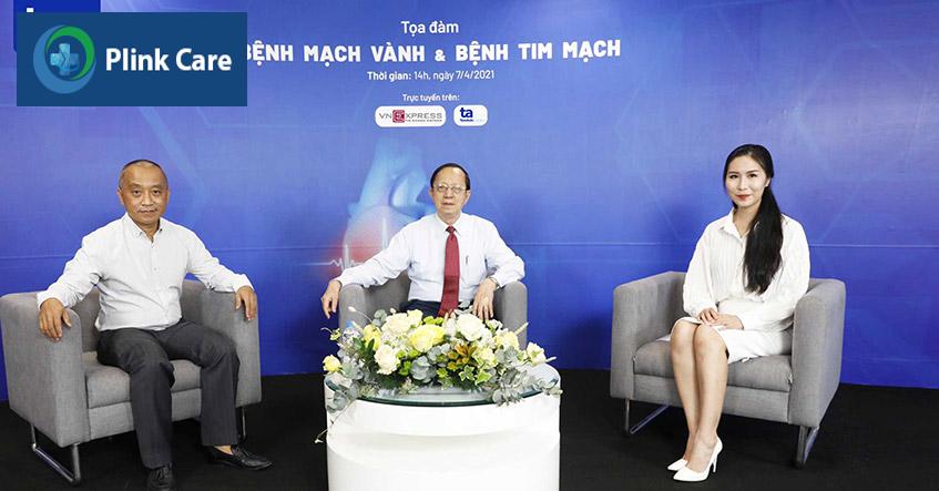 Phó giáo sư Phạm Nguyễn Vinh (giữa); bác sĩ Nguyễn Minh Trí Viên (trái) giải đáp các thắc mắc cho độc giả về các bệnh lý tim mạch