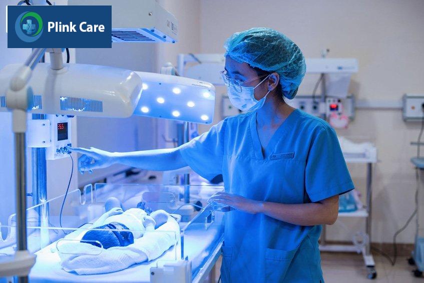 Trẻ sơ sinh bị vàng da được chiếu đèn và theo dõi