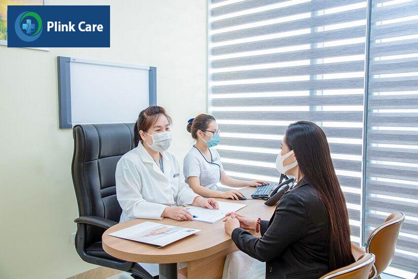 bác sĩ tư vấn phương pháp điều trị ung thư