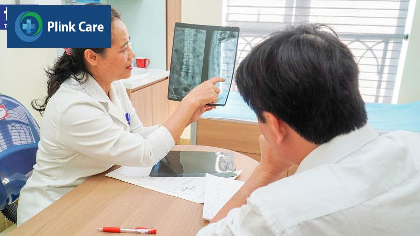bs hoa thăm khám trực tiếp cho bệnh nhân