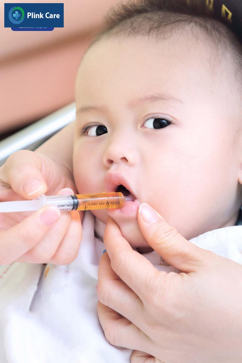 Cho trẻ uống thuốc bằng xi lanh