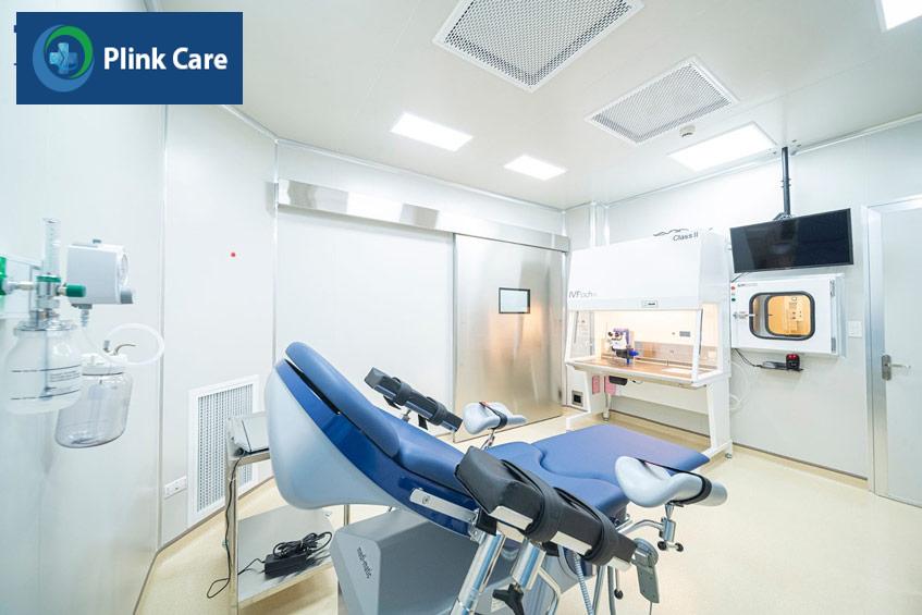 Phòng chuyển phôi riêng, với tủ thao tác có kết hợp tủ cấy sẽ giúp tối ưu hóa thời gian chuyển phôi, hệ thống tủ thao tác sẽ kết nối với camera màn hình hiển thị thông tin và quá trình load phôi trước khi đưa vào buồng tử cung