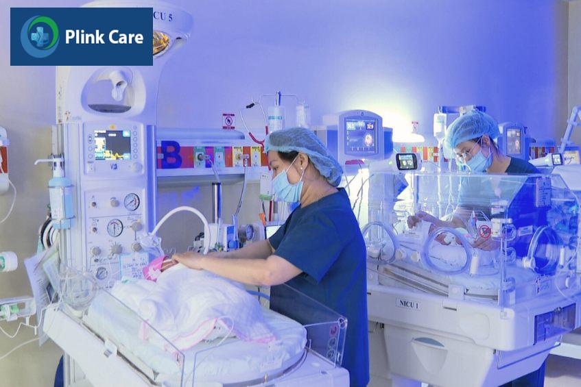 trẻ nhiễm khuẩn sơ sinh cần được bác sĩ theo dõi