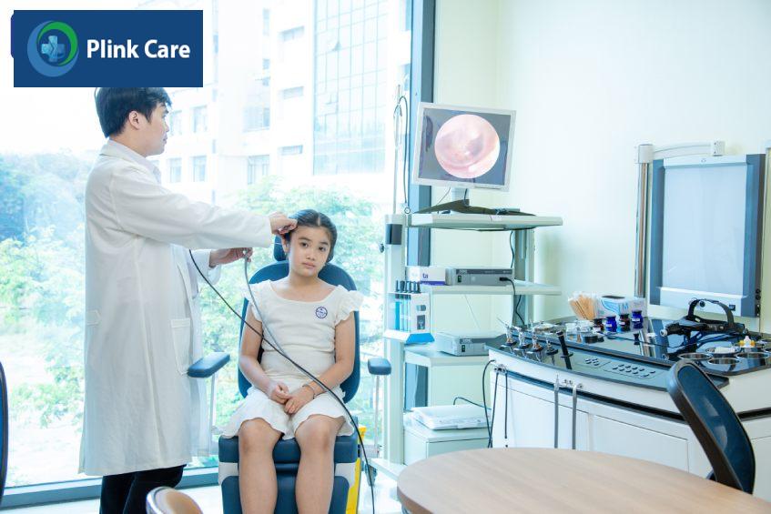 bác sĩ tiến hành kiểm tra tai