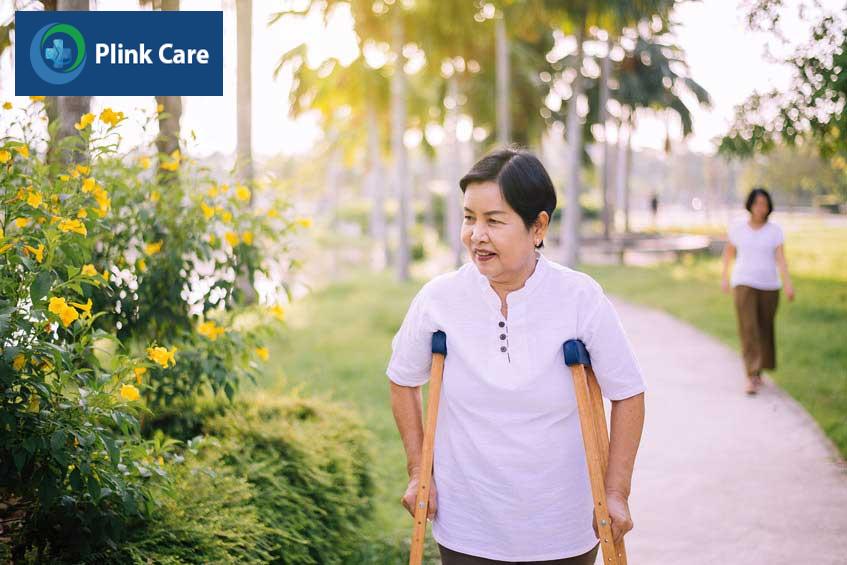 mang quần áo và giày thoải mái khi vận động