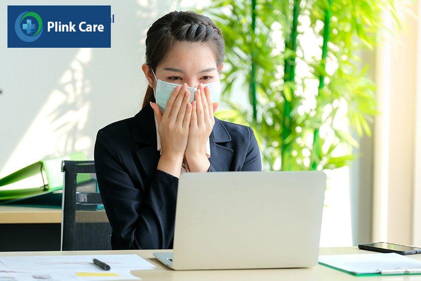 Người bệnh nên đeo khẩu trang trong khu vực có nguy cơ xuất hiện các tác nhân gây dị ứng