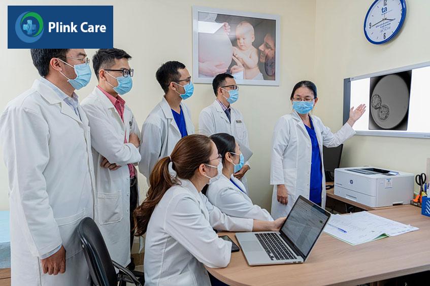 Bác sĩ Giang Huỳnh Như (ngoài cùng bên phải) đang hội chẩn với các cộng sự tại IVFTA HCM