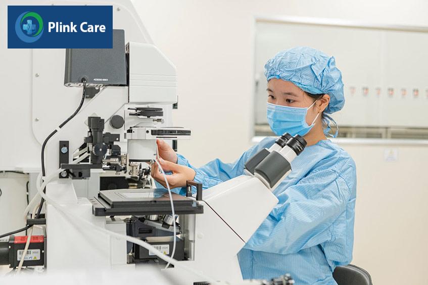 Kính hiển vi đảo ngược với ưu điểm vượt trội mang lại hiệu quả cao trong quy trình đòi hỏi sự tỉ mỉ, chính xác tuyệt đối như ICSI hay sinh thiết phôi. Ảnh: PlinkCare