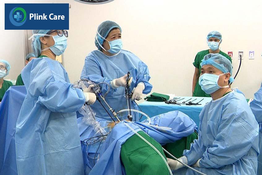 BS.CKII Nguyễn Bá Mỹ Nhi đang thực hiện ca mổ