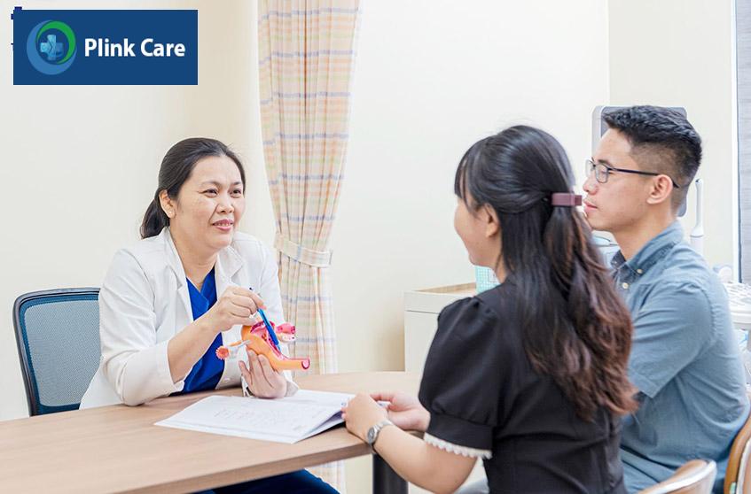 bác sĩ hướng dẫn cho cặp đôi làm ivf
