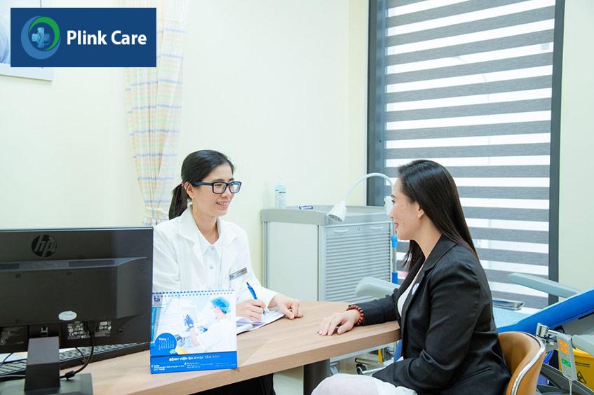 bác sĩ chẩn đoán bệnh niệu đạo
