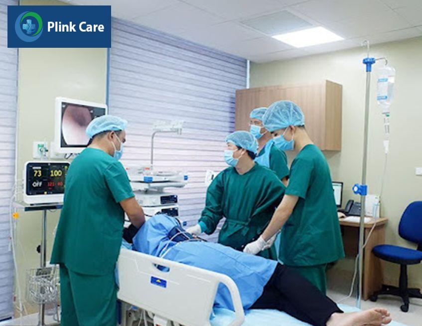 Các bác sĩ PlinkCare đang tiến hành nội soi dạ dày cho người bệnh