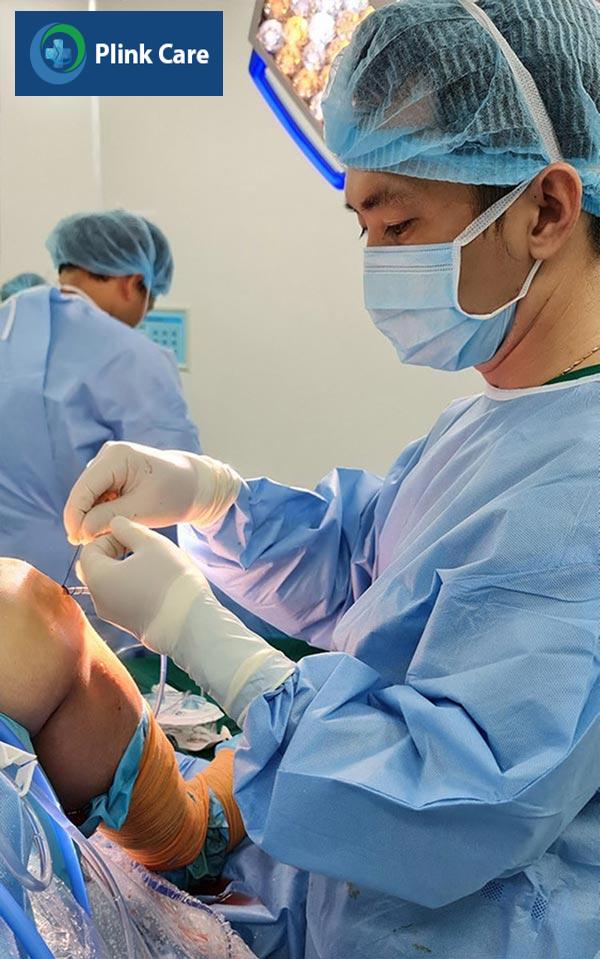 tiến hành khâu vết thương