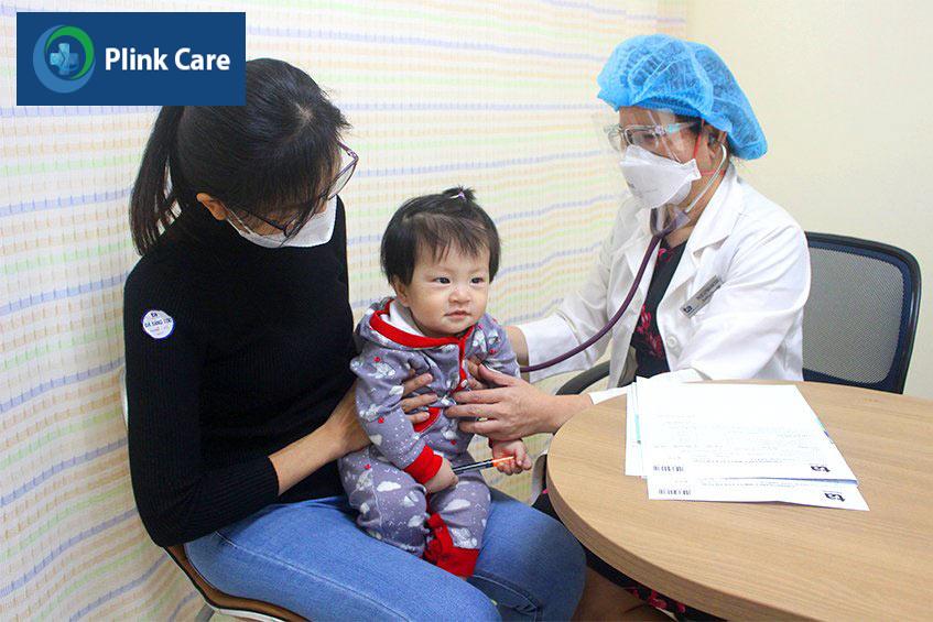 trẻ được thăm khám tại khoa nhi