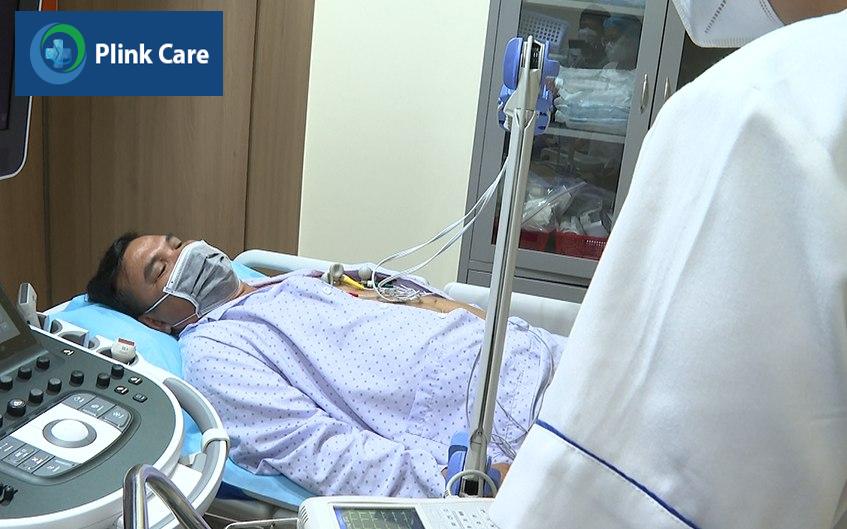 bệnh nhân đang được đo điện tâm đồ