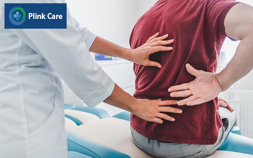 bác sĩ đang khám lưng cho bệnh nhân