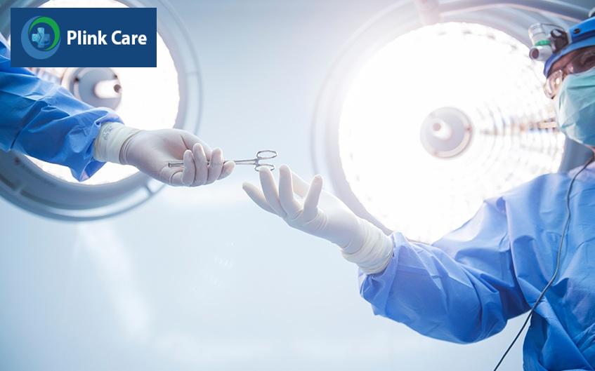 các bác sĩ đang tiến hành cắt tuyến ức 