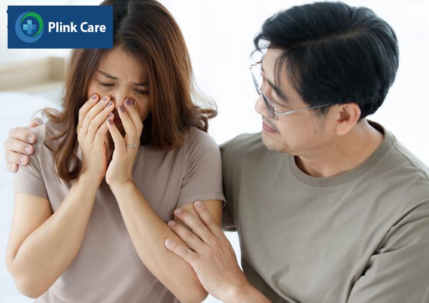 người đàn ông đang an ủi bệnh nhân