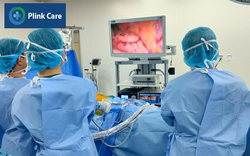 các bác sĩ đang tiến hành phẫu thuật