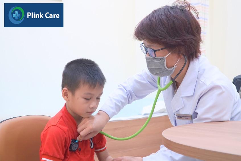 Trẻ có dấu hiệu nghi ngờ sốt xuất huyết cần được bác sĩ khám