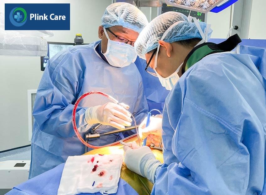 bác sĩ đang thực hiện vi phẫu cho bệnh nhân
