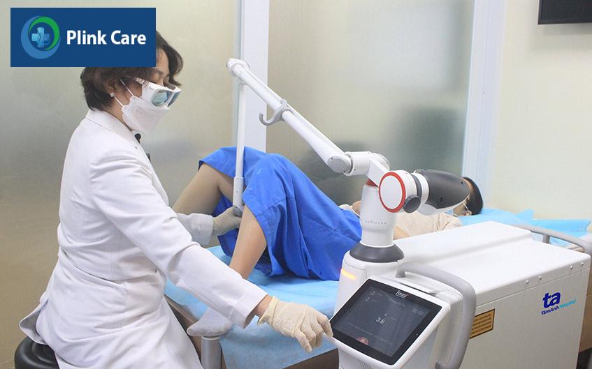 bác sĩ thực hiện thu nhỏ vùng kín bằng laser