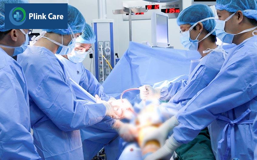 bác sĩ đặng khoa học đang thực hiện superpath