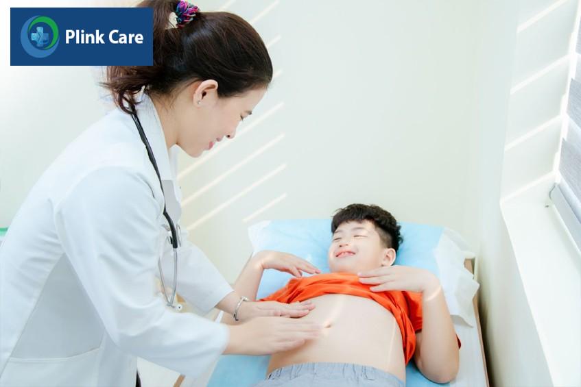 Bác sĩ thăm khám trẻ bị táo bón