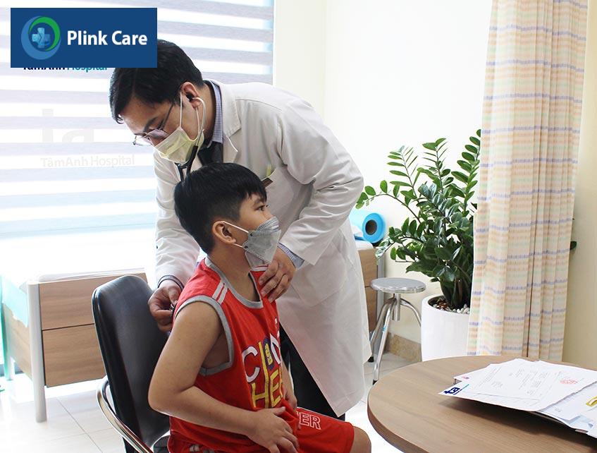 BS.CKI Vũ Năng Phúc khám tim mạch cho trẻ tại Phòng khám Tim mạch Nhi, PlinkCare TP HCM