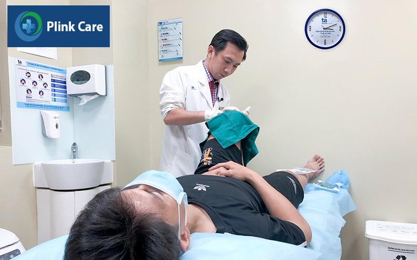 bác sĩ tiến hành tiêm chất nhờn vào đầu gối