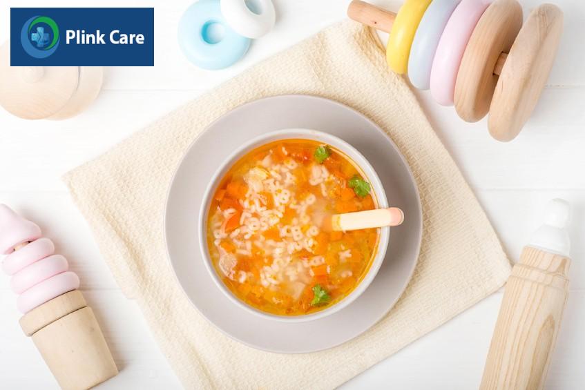 Cho trẻ ăn thức ăn lỏng, giàu dinh dưỡng, chia nhỏ bữa ăn