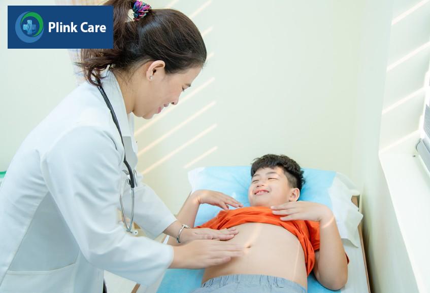Đưa trẻ đi khám kịp thời để tìm nguyên nhân tiêu chảy