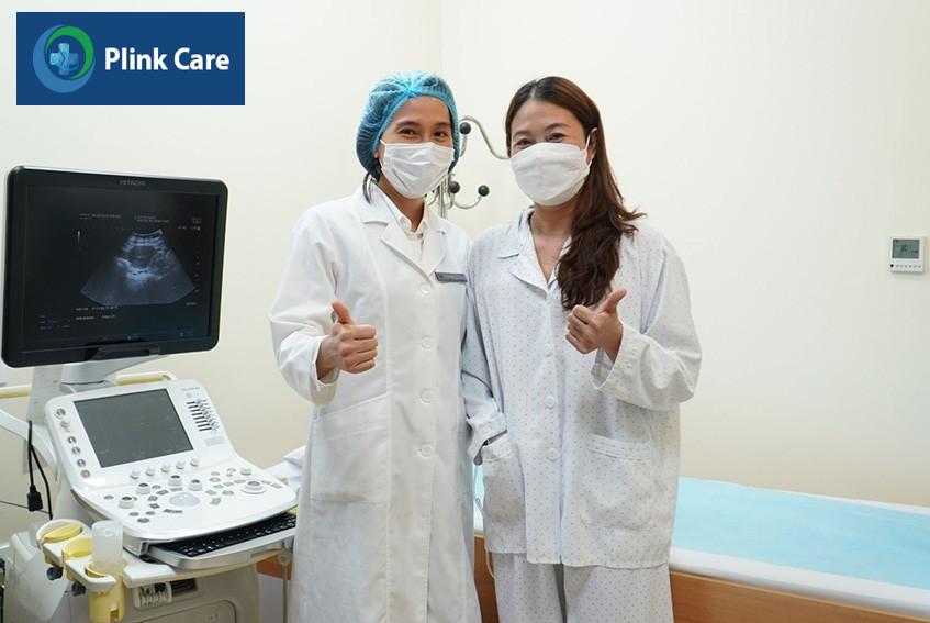 bác sĩ và bệnh nhân chụp hình kỷ niệm