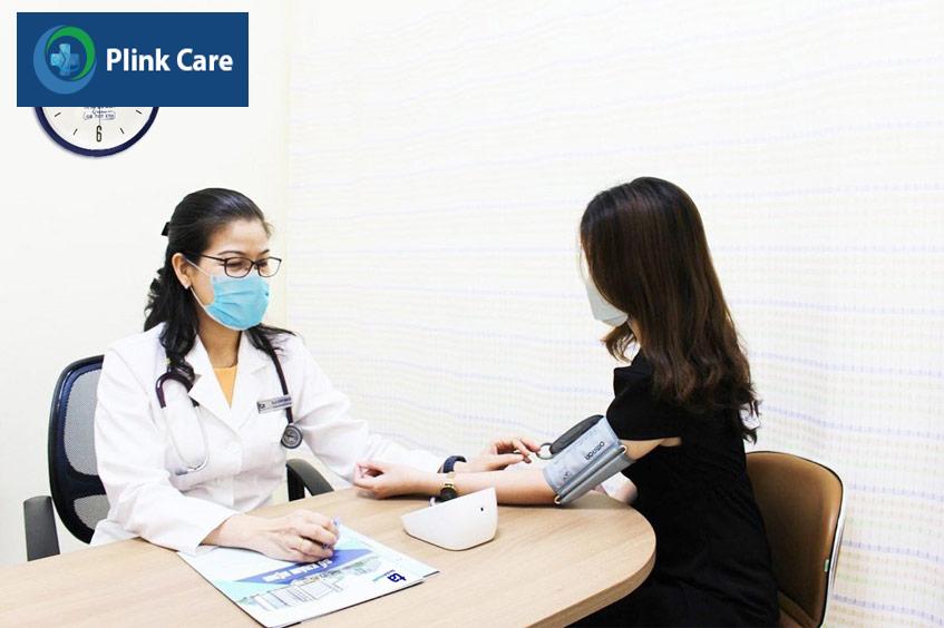 người bệnh thăm khám với bác sĩ