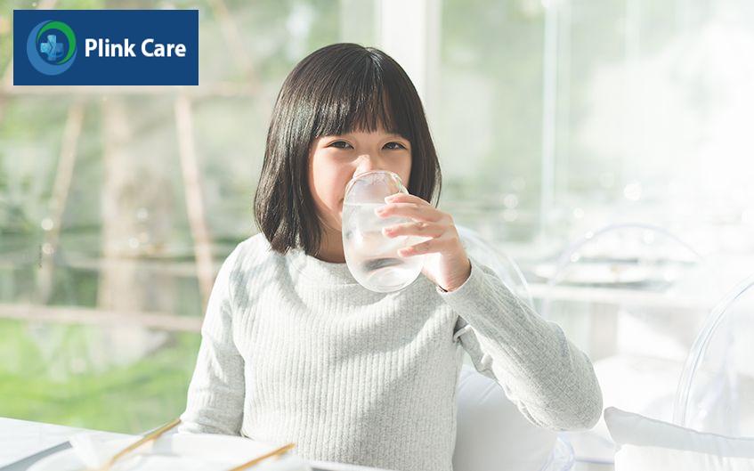 Trẻ bị táo bón nên uống đủ nước mỗi ngày
