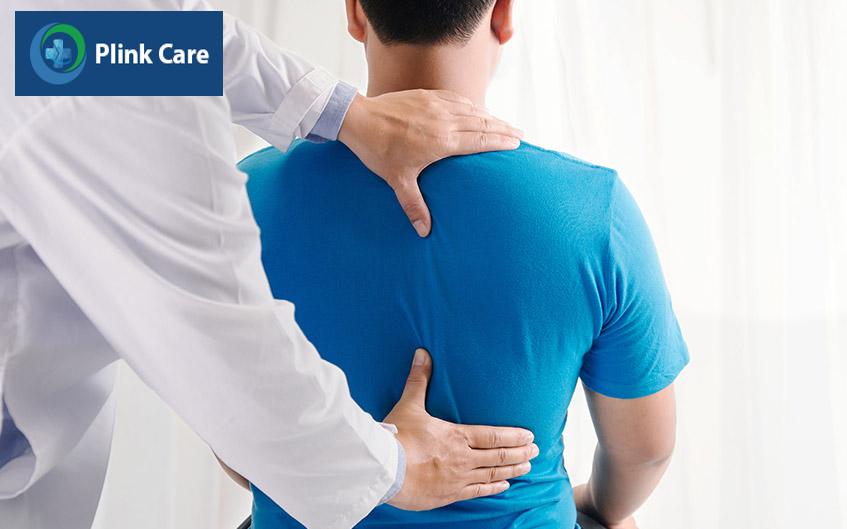 bác sĩ thăm khám tình trạng cột sống