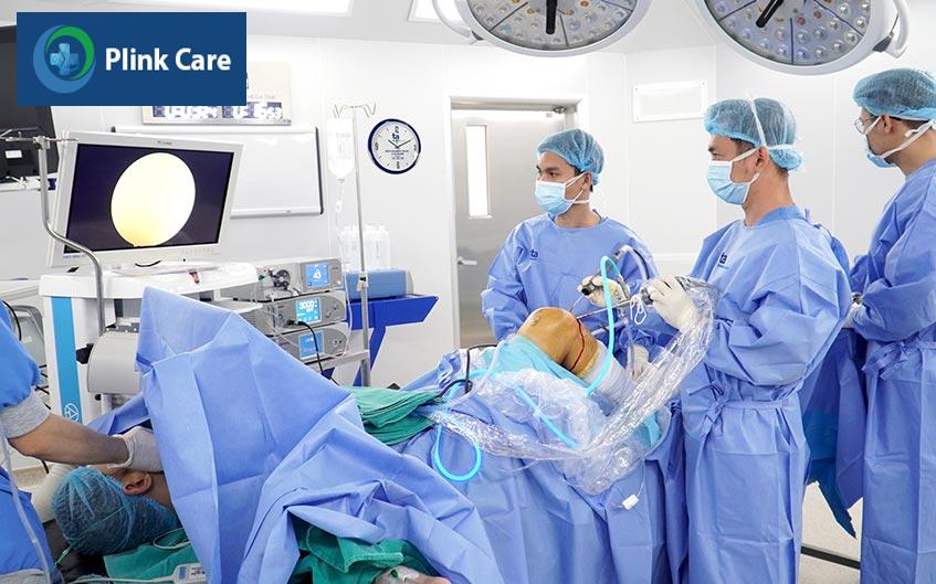 bác sĩ tiền hành phẫu thuật